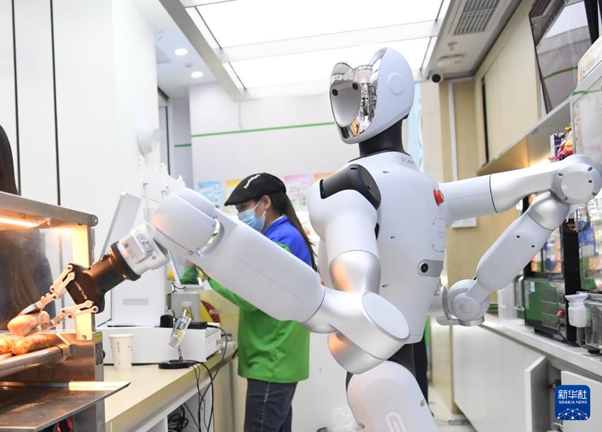 베이징 편의점에 ‘로봇 직원’ 등장…“어서 오세요, 무엇을 찾으세요?”