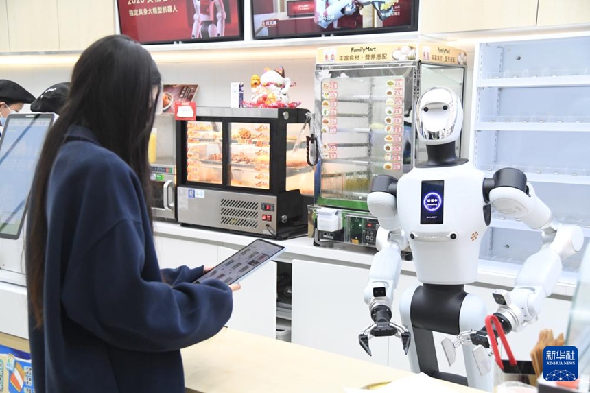 베이징 편의점에 ‘로봇 직원’ 등장…“어서 오세요, 무엇을 찾으세요?”