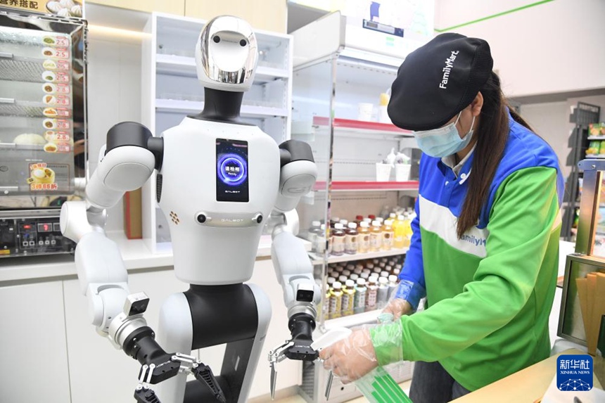 베이징 편의점에 ‘로봇 직원’ 등장…“어서 오세요, 무엇을 찾으세요?”