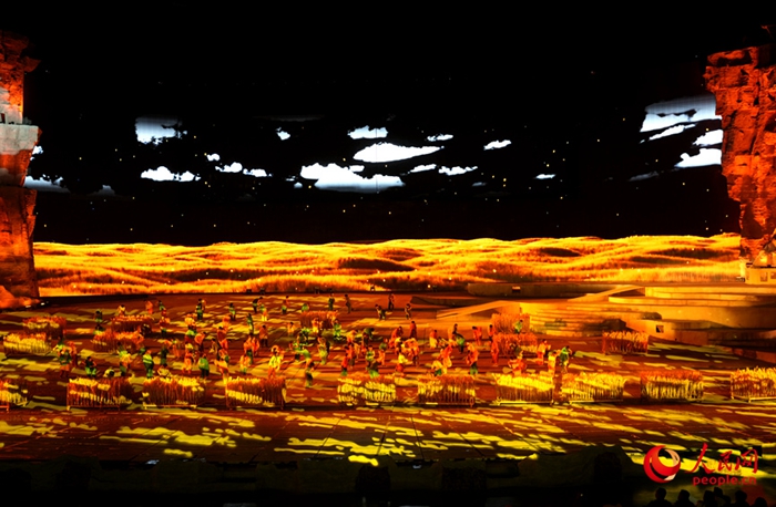 야외 공연장에서 실경 공연 ‘타이항・홍일’이 펼쳐지고 있다.