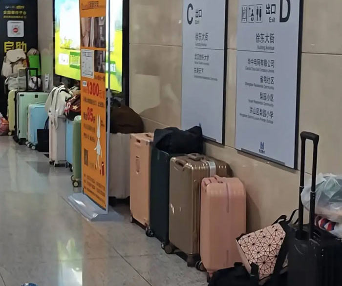 中 지하철역 ‘무인 캐리어 벽’ 눈길…도시의 믿음과 배려가 만든 풍경