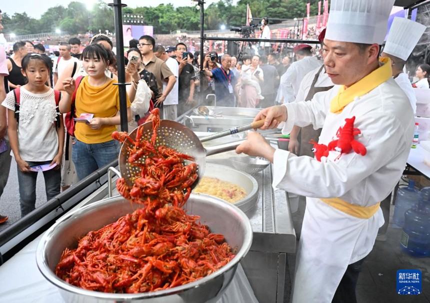 장쑤 쉬이 샤오룽샤 축제 ‘대박’…“전국서 모여든 미식가들”