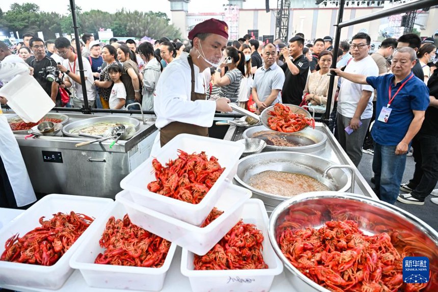 장쑤 쉬이 샤오룽샤 축제 ‘대박’…“전국서 모여든 미식가들”