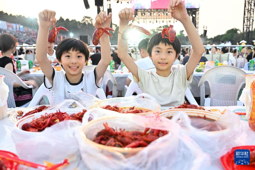 장쑤 쉬이 샤오룽샤 축제 ‘대박’…“전국서 모여든 미식가들”