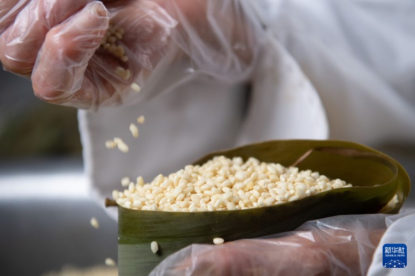 안후이성 황산시 마을들, 단오 앞두고 쫑쯔·죽엽 생산 ‘분주’