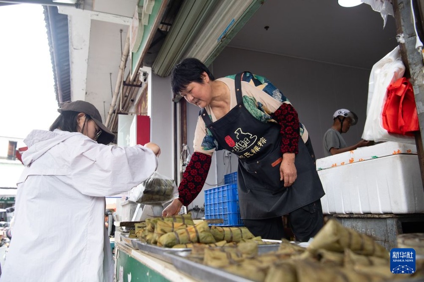 안후이성 황산시 마을들, 단오 앞두고 쫑쯔·죽엽 생산 ‘분주’