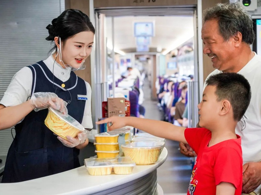 中 고속철 ‘미식’ 한층 업그레이드…50여 종 신메뉴 출시