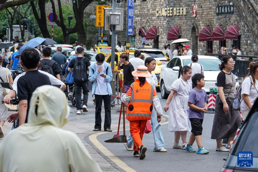 장쑤 난징, 환경미화원 ‘에어컨 조끼’ 착용