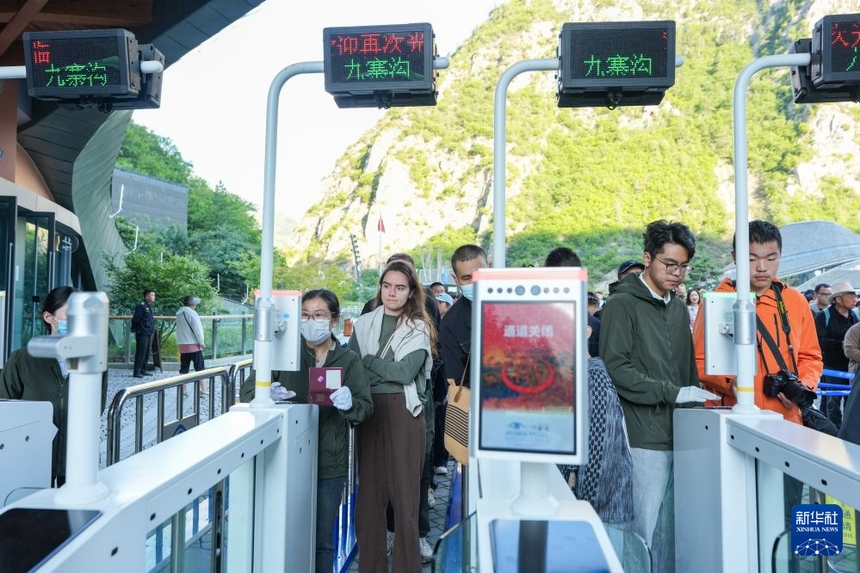 [포토] 쓰촨 주자이거우, 외국인 피서객 ‘북적’…“中 고원 여름, 시원해”