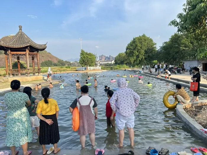 中 마을 수영장, 온라인서 화제…아이들에게 무료 개방