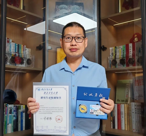 장즈창 씨가 시베이공대 대학원 합격 통지서를 보여주고 있다.
