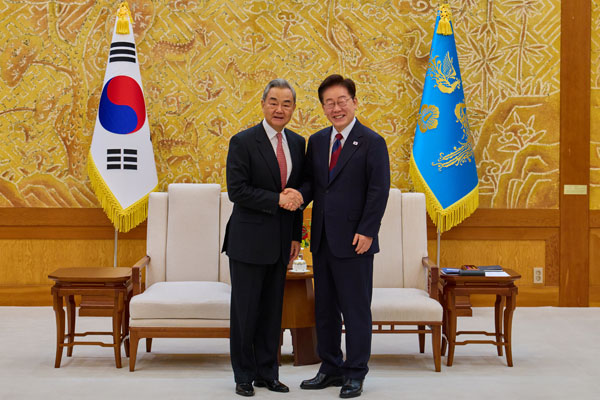 한국 李대통령, 왕이 외교부장 접견