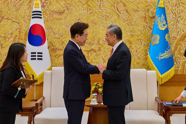 한국 李대통령, 왕이 외교부장 접견
