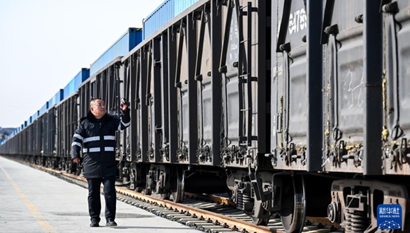 네이멍구 우란차부 중국-유럽 화물열차 집산센터, 누적 운행 1000편 돌파1월 27일, 54개 컨테이너를 가득 실은 중국-유럽 화물열차가 네이멍구(内蒙古)자치구 우란차부(烏蘭察布)시 중국-유럽 화물열차 집산센터에서 출발했다. 이로써 해당 센터의 누적 중국-유럽 화물열차 운행 편수는 1000편을 돌파했다. 우란차부 중국-유럽 화물열차 집산센터는 2016년 첫 중국-유럽 열차를 운행했다.더보기>