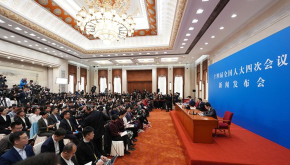 中 14기 전인대 4차 회의 기자회견 개최3월 4일, 제14기 전국인민대표대회(전인대) 제4차 회의 관련 기자회견이 인민대회당에서 열렸다. 러우친젠 대회 대변인은 14기 전인대 4차 회의가 5일 오전 개막해 8일간 진행되며, 12일 오후 폐막 예정이고, 총 3차례의 전체 회의가 열릴 것이라고 밝혔다. 더보기>