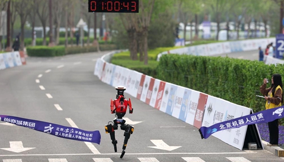 2026 휴머노이드 로봇 하프마라톤 개최…우승 로봇 ‘산뎬’, 인간 세계 기록 경신4월 19일, 2026 베이징 이좡 하프마라톤 및 휴머노이드 로봇 하프마라톤이 베이징 이좡에서 열렸다. 선전 룽야오즈후이과기개발유한공사 치톈다성팀의 ‘산뎬’ 로봇이 50분 26초의 순기록으로 우승을 차지했으며, 이는 올해 3월 리스본 하프마라톤에서 우간다의 유명 선수 킵리모가 세운 57분 20초의 인간 남자 하프마라톤 세계 기록을 넘어서는 것이다. 더보기>