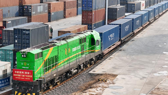 올해 훠얼궈쓰 통상구 경유 중국-유럽(중앙아시아) 화물열차 3000편 돌파중국철도 우루무치(烏魯木齊)국그룹에 따르면, 21일 기준 올해 훠얼궈쓰(霍爾果斯) 철도 통상구를 통과한 중국-유럽(중앙아시아) 화물열차는 3000편을 넘어섰으며, 훠얼궈쓰 통상구를 통해 유럽과 중앙아시아로 간 화물열차는 누적 5만 5000편이 넘는 것으로 집계됐다. 더보기>