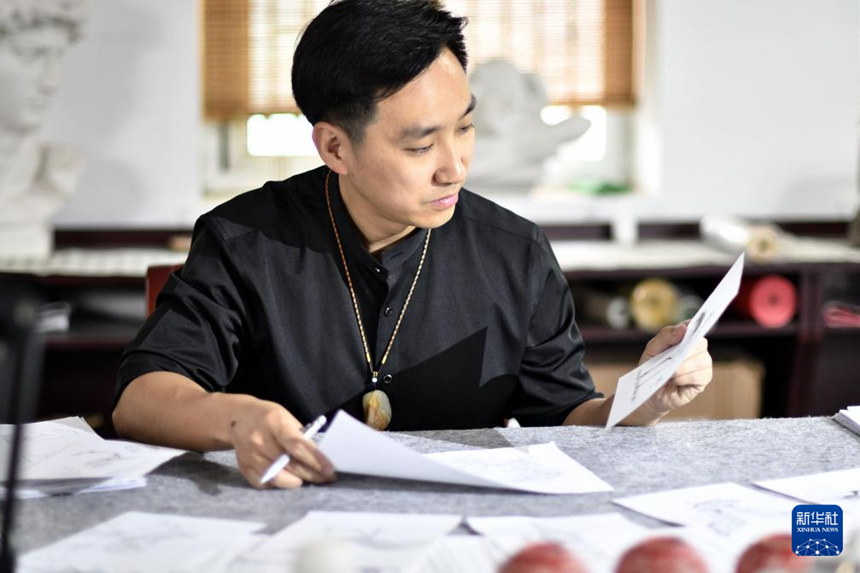 3대째 이어온 옥 조각, 새 생명 깎아내다…‘냐오 장’ 옥각의 전통과 혁신