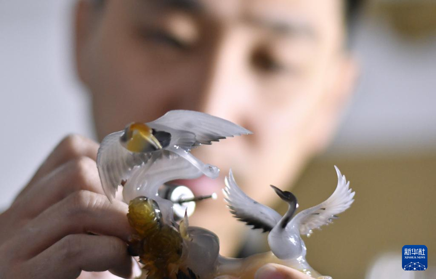 3대째 이어온 옥 조각, 새 생명 깎아내다…‘냐오 장’ 옥각의 전통과 혁신