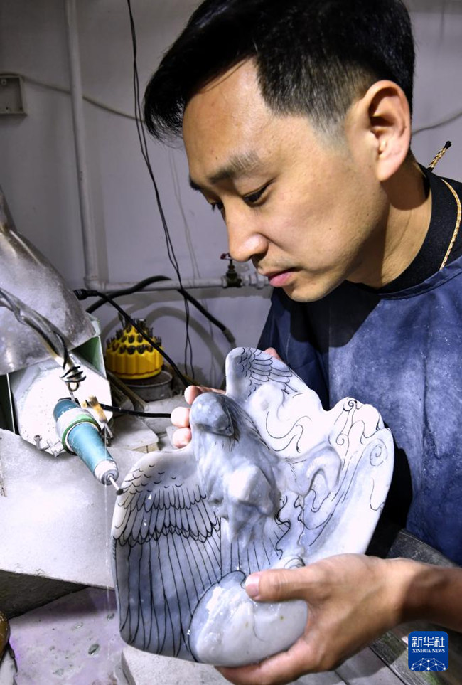 3대째 이어온 옥 조각, 새 생명 깎아내다…‘냐오 장’ 옥각의 전통과 혁신