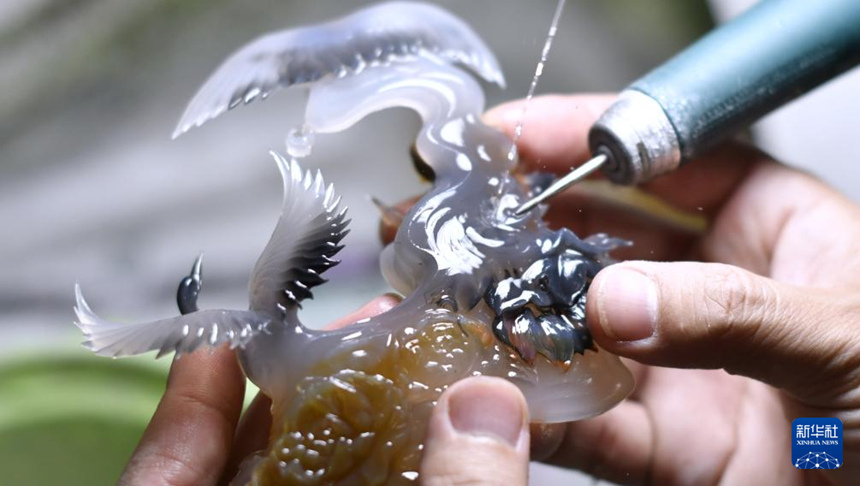 3대째 이어온 옥 조각, 새 생명 깎아내다…‘냐오 장’ 옥각의 전통과 혁신