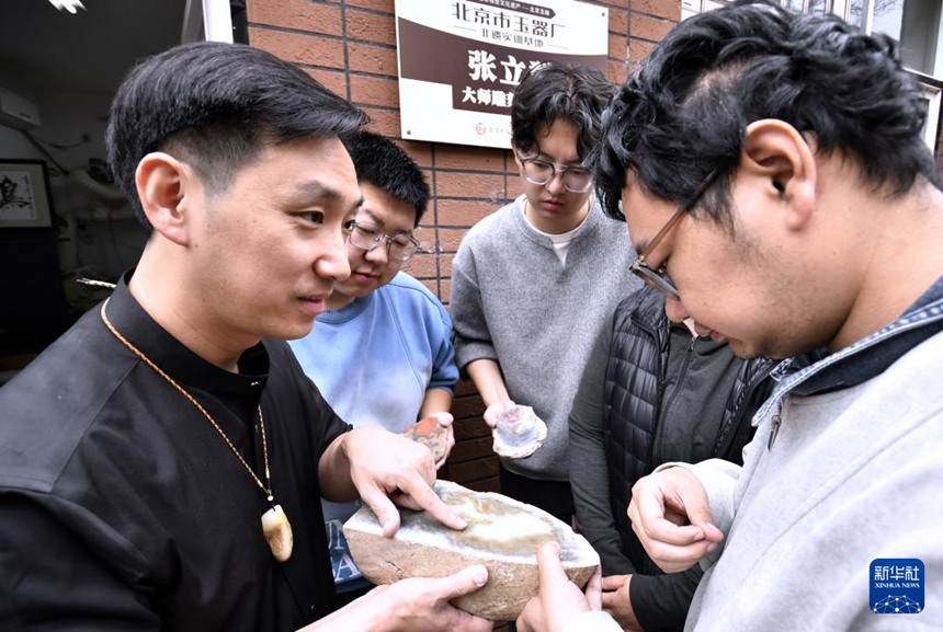 3대째 이어온 옥 조각, 새 생명 깎아내다…‘냐오 장’ 옥각의 전통과 혁신
