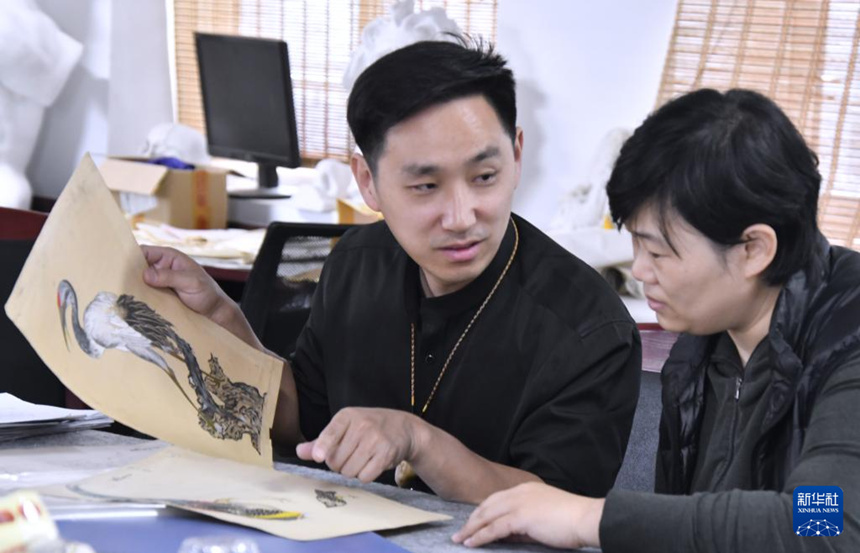 3대째 이어온 옥 조각, 새 생명 깎아내다…‘냐오 장’ 옥각의 전통과 혁신