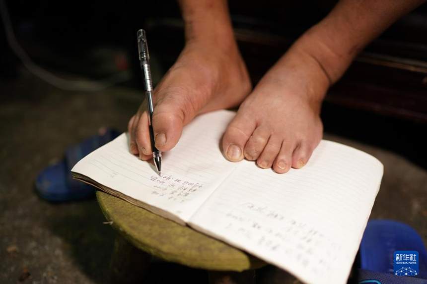 두 팔 없는 ‘가금 사육 달인’, 누구보다 찬란한 인생 살다