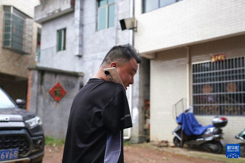 두 팔 없는 ‘가금 사육 달인’, 누구보다 찬란한 인생 살다