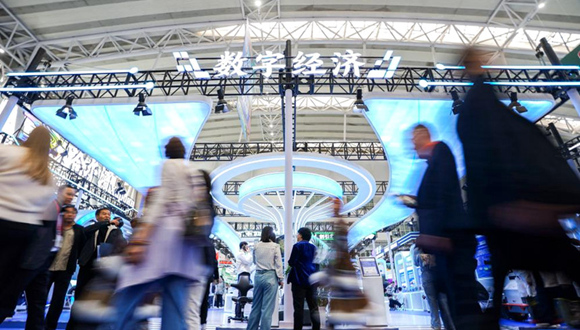 중국-러시아 박람회, 미래 산업에 주목하다제10회 중국-러시아 박람회에서 미래 산업이 ‘전시장’에서 ‘시장’으로 나아가고 있다. 스마트 장비, 디지털 보안, 친환경 건축자재, 신형 에너지 저장 등 주요 분야를 아우르며, 스마트 제조와 과학기술 혁신의 실력을 전방위적으로 선보여 박람회의 주요 관심사로 자리잡았다.더보기>