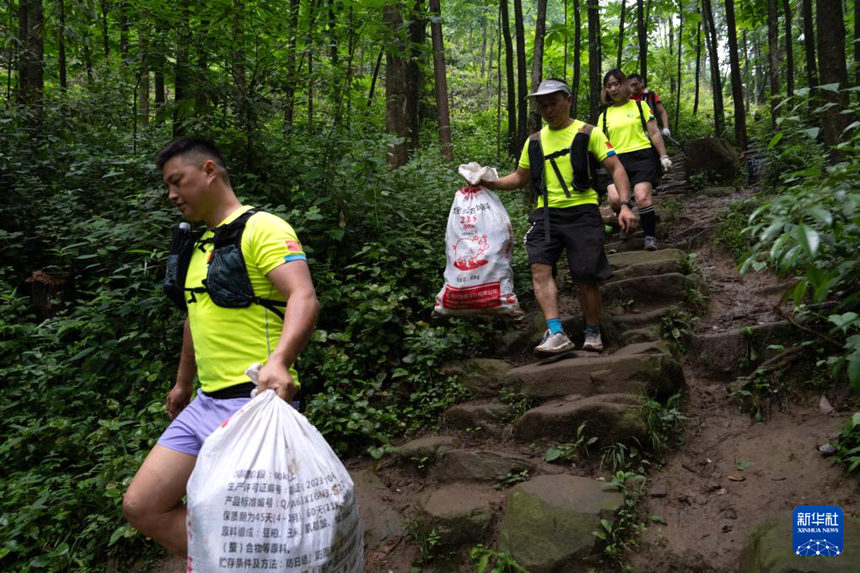 쓰촨 청두, 주말마다 산에 올라 쓰레기 줍는 사람들