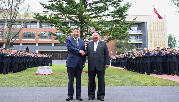 시진핑 주석, 조선노동당 중앙간부학교 방문시진핑 중국공산당 중앙위원회 총서기, 국가주석이 9일 오전 김정은 조선노동당 총비서이자 국무위원장과 함께 평양에 위치한 조선노동당 중앙간부학교를 방문했다. 더보기>