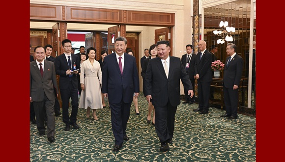 시진핑 내외, 김정은 내외가 준비한 소규모 오찬 참석시진핑 중국공산당 중앙위원회 총서기, 국가주석과 부인 펑리위안 여사가 9일 평양 금수산영빈관에서 김정은 조선노동당 총비서이자 국무위원장과 부인 리설주 여사가 개최한 소규모 오찬에 참석했다. 더보기>