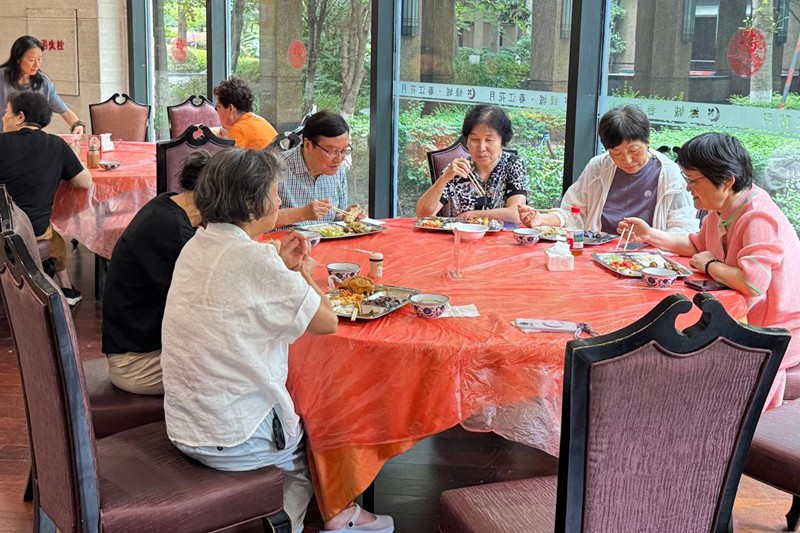 춘장지역사회 행복 급식소에서 식사를 하는 어르신 [사진 출처: 인민망]