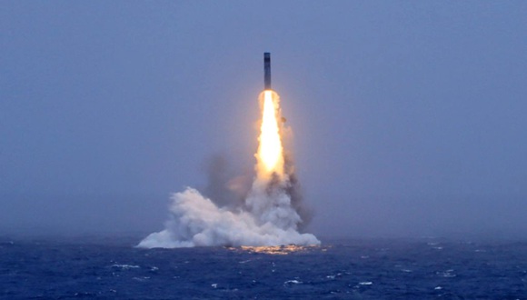 中 해군, SLBM 시험 발사 성공...관련국에 사전 통보한 정례 훈련7월 6일 12시 01분, 중국인민해방군 해군의 전략핵잠수함 1척이 태평양 공해 해역에 훈련용 모의탄두를 탐재한 잠수함발사전략미사일(SLBM) 1발을 성공적으로 발사했으며, 미사일은 예정된 해역에 정확히 낙하했다. 더보기>