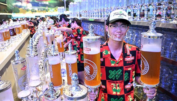 전 세계 맥주 2300종 한자리에…칭다오 맥주축제, 30일간의 여름 대향연제36회 칭다오 국제 맥주축제가 7월 17일 저녁 칭다오 시하이안신구 진사탄 맥주성에서 개막해 30일간 이어진다. 더보기>