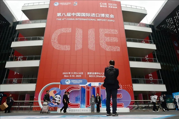 사람들이 제8회 CIIE가 열린 국가컨벤션센터(상하이)에서 기념사진을 찍고 있다. [2025년 11월 5일 촬영/사진 출처: 신화사]