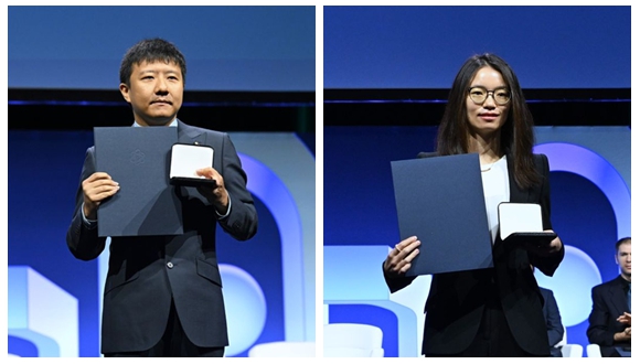 中 수학자 덩위-왕훙, 필즈상 동시 수상…사상 처음7월 23일 미국 필라델피아에서 열린 2026 국제수학자대회 개막식에서 중국 수학자 덩위와 왕훙이 필즈상을 수상했다. 더보기>