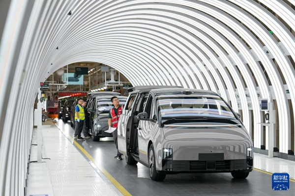 리샹(理想·Li Auto)자동차 베이징 스마트 제조기지의 최종 조립공장에서 직원들이 작업하고 있다. [2025년 6월 18일 촬영/사진 출처: 신화사]