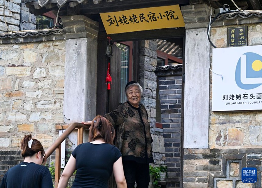 中 팔순 민박집 주인장의 작은 미술관 “돌에 예술 영감 담아”