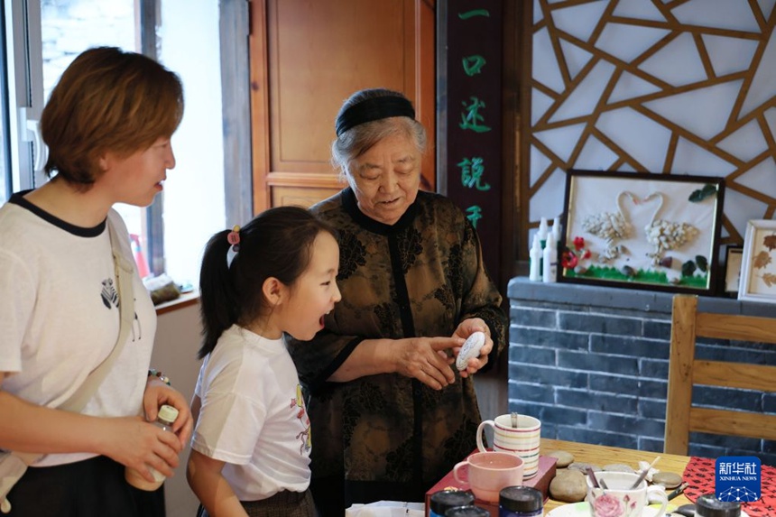 中 팔순 민박집 주인장의 작은 미술관 “돌에 예술 영감 담아”