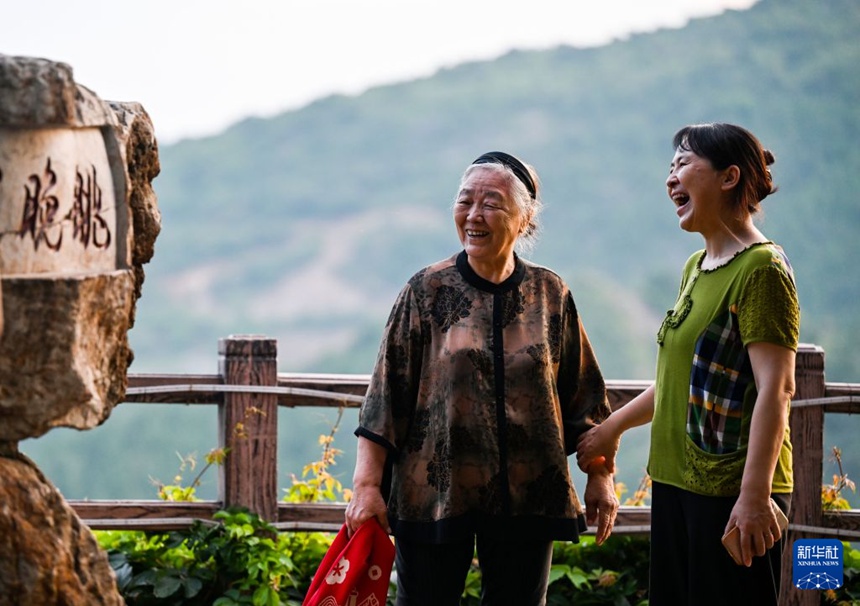 中 팔순 민박집 주인장의 작은 미술관 “돌에 예술 영감 담아”
