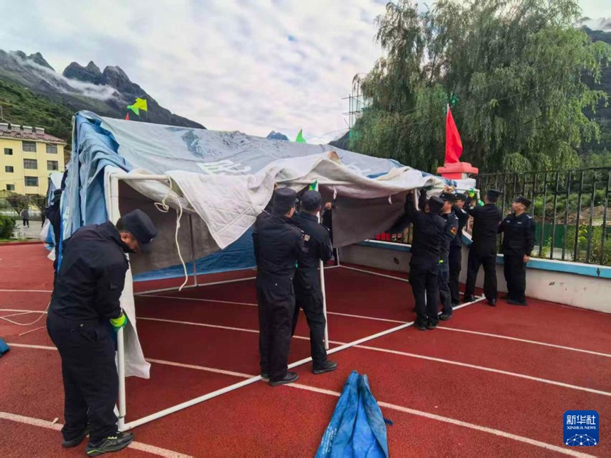 시짱 지룽 산사태 이재민과 관광객 안전한 곳으로 대피