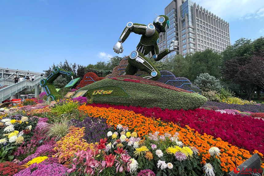 [포토] 국경절 앞두고 베이징 창안제 일대에 입체 화단 등장