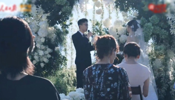 젊은이들 사이에서 ‘데스티네이션 웨딩’이 유행하는 이유? 최근 여행과 예식을 결합한 ‘데스티네이션 웨딩’(Destination Wedding, 목적지 결혼식)이 젊은이들 사이에서 유행하고 있다. 윈난 다리, 리장 등지는 풍부한 문화관광 자원을 바탕으로 새로운 결혼식 트렌드의 인기 목적지로 부상하고 있다.  더보기>