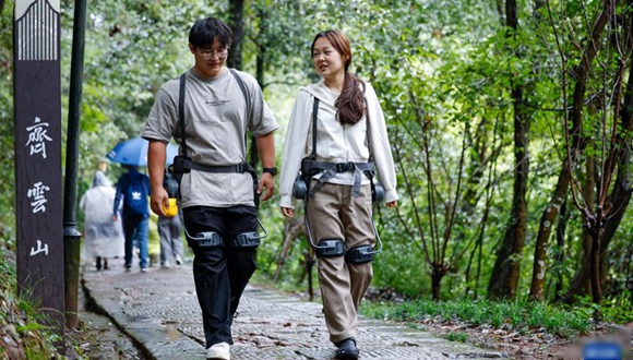 외골격 로봇, 등산 돕는다…기술로 문화관광에 새 활력 치윈산 관광지는 안후이성 황산시 슈닝현에 위치해 있다. 국경절 연휴 기간 동안 관광객들의 이동과 체험 수요를 충족시키기 위해 이 관광지는 외골격 로봇 대여 서비스를 제공했으며, 관광객들은 외골격 로봇을 착용하고 등산을 체험할 수 있다. 더보기>